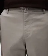 Pantalón de sarga de algodón con corte recto, cintura media, cierre frontal con botón y cremallera, pasantes para cinturón, bolsillos delanteros tipo faca y bolsillos traseros embutidos.