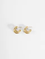 Aros tipo argolla de diseño doble vuelta, con acabado brillante y estilo chunky.