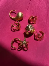 Anillo dorado grueso con textura irregular.