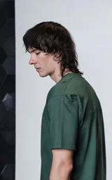 Remera de manga corta y cuello redondo, con calce regular y detalle de recorte en la espalda. Confeccionada en algodón premium de tacto suave.
