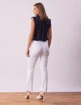 Pantalón negro de gabardina elastizada marca Tahari, corte slim, con pretina con pasadores, cierre y broche interno. Delantera y trasera con bolsillos.