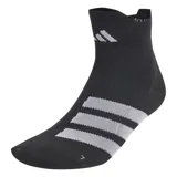Medias de running Adidas negras con tres rayas horizontales blancas en el tobillo y logo de la marca en el empeine.