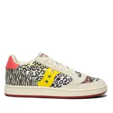 Championes Saucony Jazz Court de cuero y tela con estampado animal print multicolor, detalles en amarillo y suela de goma color crema con línea roja.