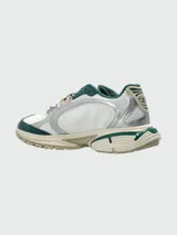 Zapatillas deportivas Diesel modelo S-Pro-V, con diseño técnico en combinación de colores blanco, verde oscuro y detalles plateados. Presentan el logo D característico en el lateral, paneles de malla transpirable y suela de goma con relieve.