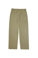 Pantalón de corte skater, color khaki, con diseño holgado y tiro medio. Cuenta con bolsillos laterales y traseros, cierre frontal con botón y cremallera.