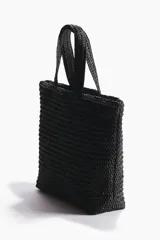 Bolso tote negro confeccionado en paja de papel trenzada, con doble asa superior y diseño estructurado.