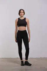 Top deportivo de sujeción media con escote redondo, diseño al cuerpo y espalda abierta. Cuenta con elástico interno en la cintura para mayor seguridad.