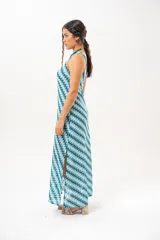 Vestido largo de un solo hombro con estampado geométrico en tonos azules, celestes y verdes, de corte fluido.