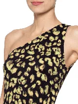 Remera negra con estampado animal print en tonos verde claro y amarillo. Diseño de un solo hombro.