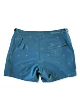 Short de baño con estampado de hojas en tonos verde, marrón y azul sobre fondo azul oscuro.