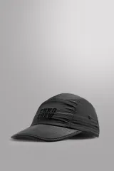 Gorra deportiva de estilo técnico confeccionada en tejido ripstop ligero, con estructura de cinco paneles y visera curva. Presenta el logo bordado en el panel frontal y ojales de ventilación laterales.