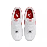 Zapatillas urbanas Nike Air Force 1 07, color blanco con detalles en rojo.