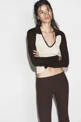 Pantalón capri ajustado de tejido seamless, color marrón oscuro jaspeado, con tiro medio y cintura elástica.