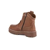 Bota corta de cuero color marrón chocolate, con suela track y pespuntes blancos decorativos.