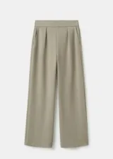 Pantalón de corte recto en color verde militar, con pinzas frontales y bolsillos laterales.