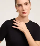 Blusa básica color mostaza, con escote redondo y manga corta.