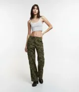 Blusa cropped de tirantes finos con rayas horizontales blancas y negras.
