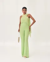 Mono largo color verde lima, con escote palabra de honor y chal multiposición.