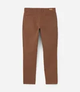 Pantalón de sarga para hombre, de corte recto y diseño básico. Cuenta con cintura fija con trabillas para cinturón, cierre frontal con cremallera y botón, y bolsillos laterales y traseros.