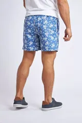 Short de baño con estampado de ondas en tonos azules, cintura elástica con cordón ajustable, bolsillos laterales y bolsillo trasero. Incluye suspensor interno y logo bordado.