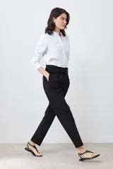 Camisa blanca de vestir, de corte clásico y manga larga.