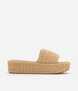 Sandalia flatform de Satinato color beige, con suela plana de plataforma y tira ancha superior con textura trenzada.
