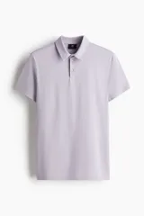 Remera polo de algodón liviano en color lila, de manga corta, con cuello y tapeta de dos botones.
