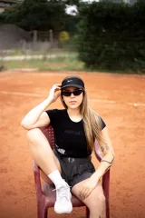 Short deportivo gris con cintura elástica y detalle de volados laterales.