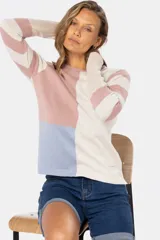 Buzo de tejido fino confeccionado en algodón, con diseño de bloques de color y rayas. Presenta un bloque azul claro en el hombro izquierdo, un bloque beige en el centro y rayas horizontales beige y azul claro en el hombro y brazo derechos. La manga izquierda es de color lila.