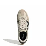 Championes urbanos Adidas modelo Barreda, color beige con las icónicas tres tiras en color negro. Presentan una puntera reforzada en gamuza y suela de goma, combinando estilo clásico y confort para el uso diario.