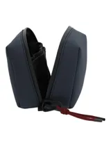 Neceser de color azul marino, con forma rectangular y bordes redondeados. Presenta un parche de cuero marrón con el logo 'RKF' grabado en el frente y un tirador de cordón trenzado rojo y negro en el cierre.