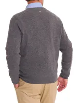 Sweater de punto con cuello en V y manga larga, confeccionado en una mezcla de lana extra fina y cashmere. Presenta un diseño clásico de calce regular con acabado texturizado.