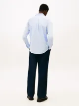 Camisa de vestir Tommy Hilfiger de corte slim color celeste, con textura dobby, cuello abotonado, manga larga y el logo de la marca bordado en el pecho.