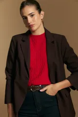 Blazer de corte sastrero con solapas clásicas y estructura definida. Presenta un diseño versátil con silueta ligeramente oversized, ideal para un estilo sofisticado y atemporal.