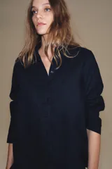 Camisa de lino Zara Woman Collection, color rosado, con cuello solapa, manga larga con puño ancho y cierre frontal de botones.