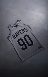 Musculosa deportiva estilo básquet color gris, con cuello y sisas en negro y blanco. Presenta el estampado frontal con la palabra 'RAVERS' y el número '90' en negro con borde blanco.