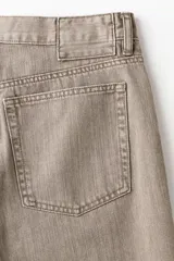 Bermuda de cinco bolsillos en denim de algodón grueso, con cintura estándar, cierre y botón, y piernas de corte relajado.