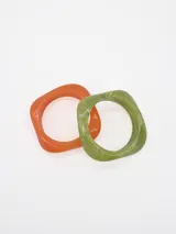Pack de dos pulseras rígidas de resina efecto marmolado, en colores naranja y verde.