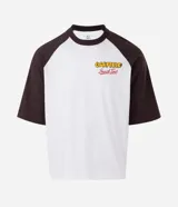 Remera de algodón con diseño tipo baseball, cuerpo en color blanco y mangas cortas en color negro. Presenta un estampado frontal con el logo de Garfield y la frase Snack Time.