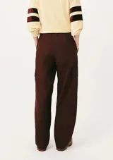 Pantalón cargo color beige de corte recto, con bolsillos laterales con solapa y bolsillos traseros.