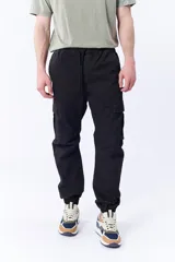 Pantalón cargo jogger color negro con cintura elastizada ajustable con cordón y puños elastizados.