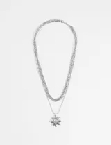 Collar triple de acero quirúrgico plateado, compuesto por tres cadenas de diferentes estilos y un dije central con forma de sol.