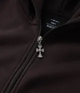 Buzo canguro marrón oscuro con capucha, cierre frontal completo y bolsillos, confeccionado en mezcla de algodón y poliéster con interior de felpa. Presenta una estampa en la espalda y mangas con diseño de huesos en tono beige claro con efecto desgastado.