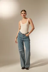 Pantalon de jean recto de tiro alto, con acabado metalizado en color gris oscuro. Presenta bolsillos laterales y traseros, con cierre de botón y cremallera.