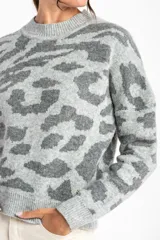 Sweater gris con estampado animal print en tonos grises.