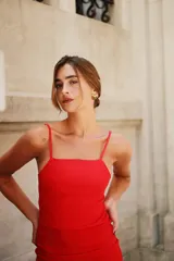 Vestido corto de color rojo confeccionado en bengalina, con corte recto, escote recto y breteles finos regulables.