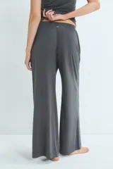 Pantalon de descanso de corte amplio y tiro medio, con cintura elástica y cordón ajustable.