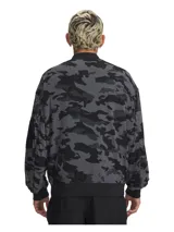Campera bomber Under Armour para hombre, con diseño de camuflaje en tonos grises y negros. Cuenta con cierre frontal completo, bolsillos laterales con botón a presión y un bolsillo con cierre en la manga izquierda. Presenta cuello, puños y dobladillo acanalados en color negro.