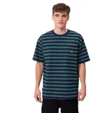 Remera de manga corta con diseño a rayas horizontales en tonos azul marino y verde, con cuello redondo y bolsillo frontal en el pecho que incluye el logo de la marca.