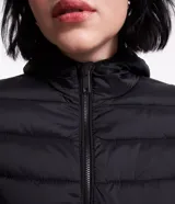 Campera ultra leve Blue Steel, confeccionada en poliamida, con diseño de gajos, capucha, cierre frontal por cremallera, bolsillos laterales con botones y elástico en los puños.